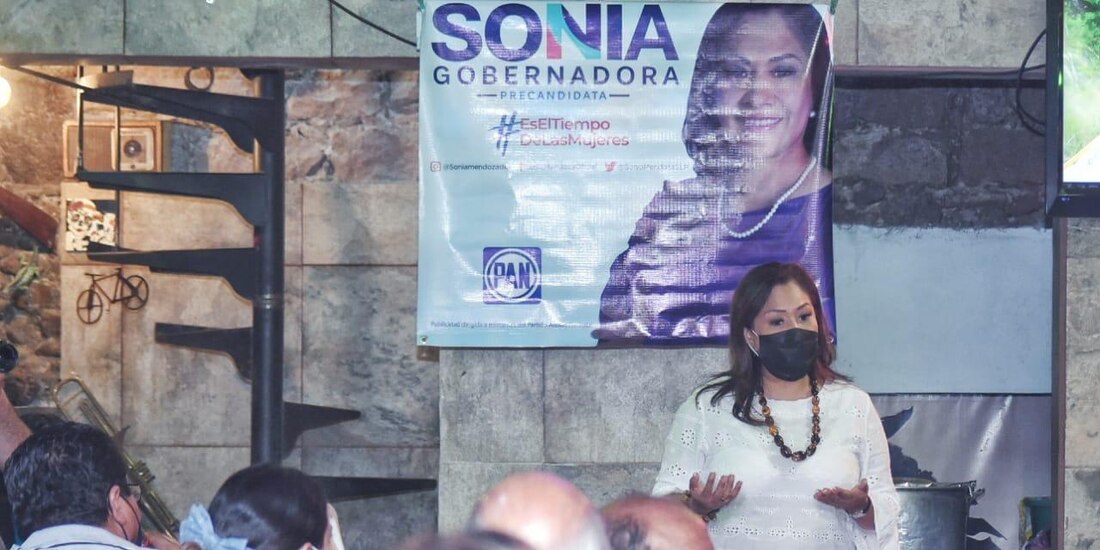 Sonia Mendoza en pláticas con militantes.