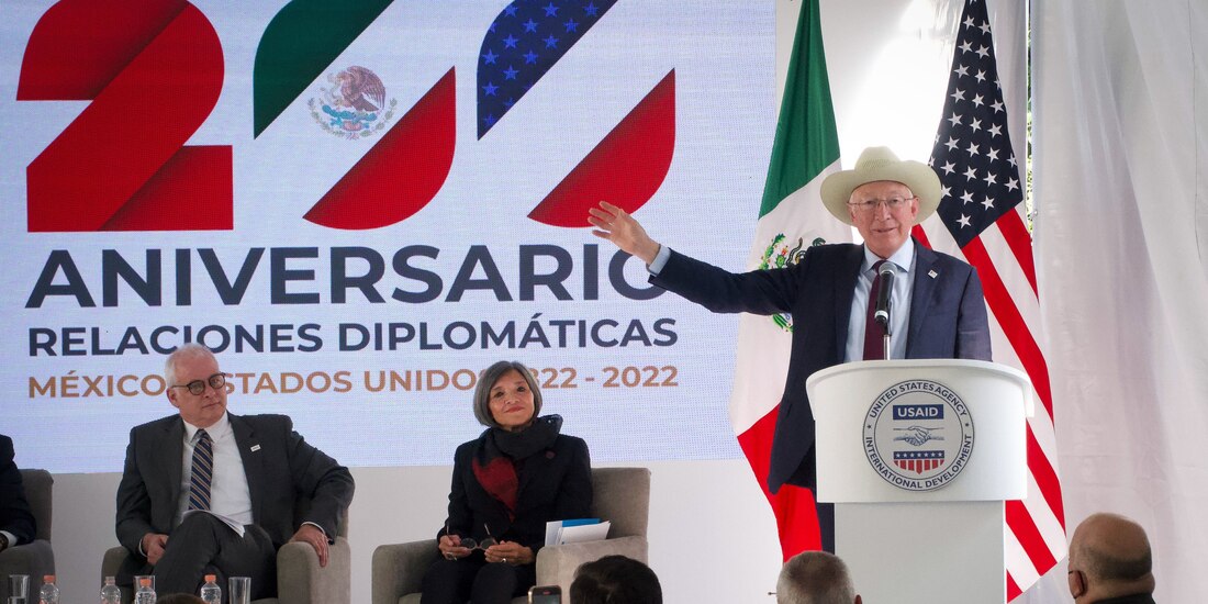 El embajador de EU, Ken Salazar (der.), ayer, durante la alianza USAID.