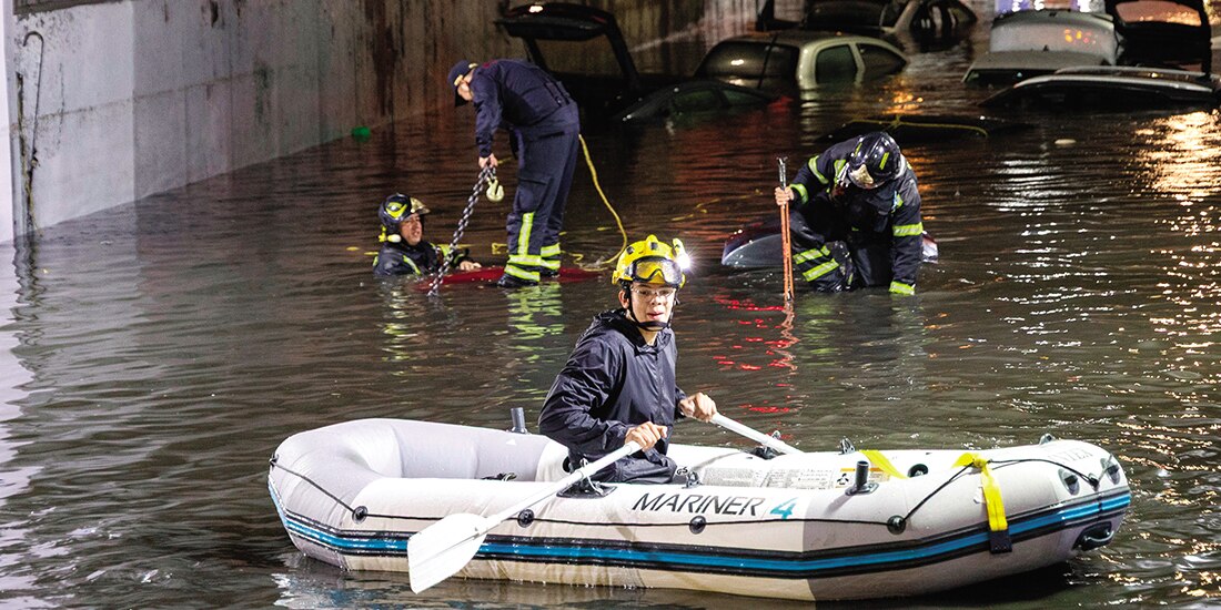 Bomberos y policías apoyan en el rescate de autos, en Viaducto, el 3 de junio.