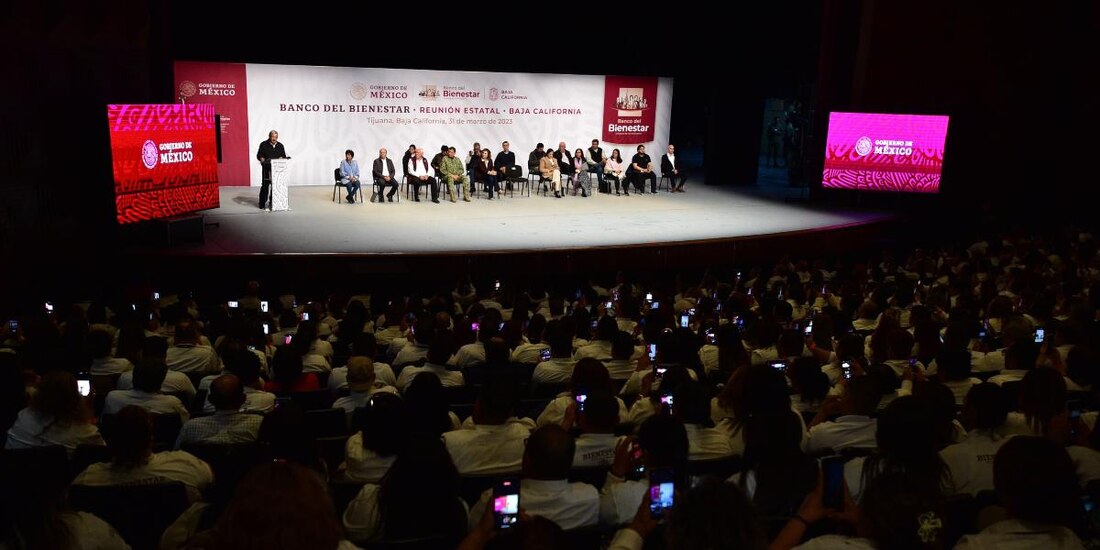 AMLO visita a migrantes hospitalizados en Ciudad Juárez.