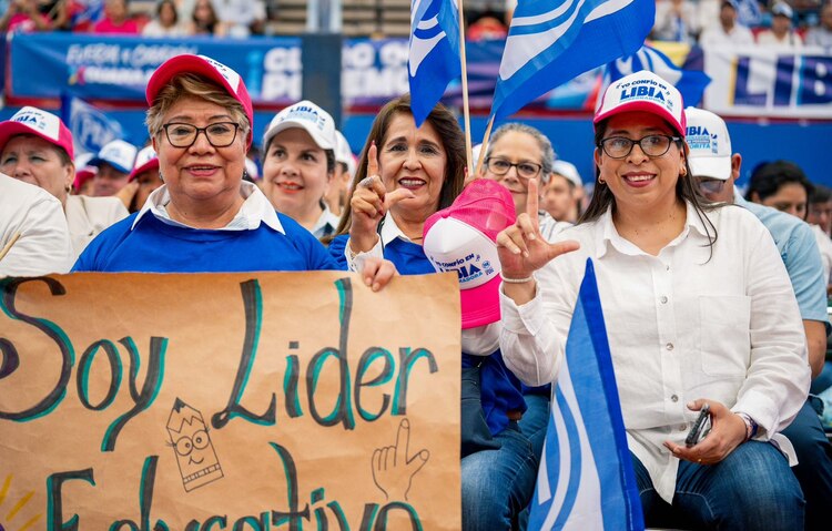 Libia se reunió con el magisterio.