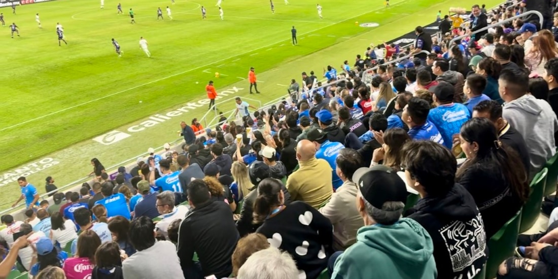 El estadio El Encanto vibró con la intensidad del duelo entre Mazatlán FC y Cruz Azul, enmarcado por la fiesta carnavalera.