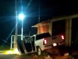 Una camioneta quedó abandonada en el lugar de los hechos violentos, ayer.