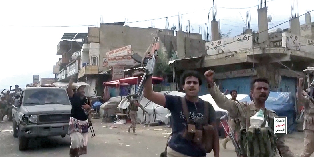 Combatientes hutíes armados marchan por las calles de Jabal Habshi en Yemen, ayer.