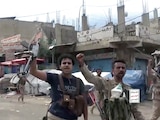 Combatientes hutíes armados marchan por las calles de Jabal Habshi en Yemen, ayer.