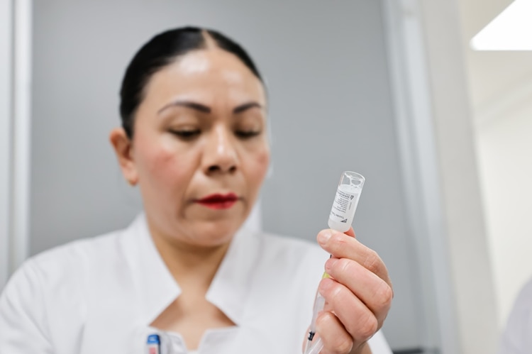 ISSSTE realiza jornadas de vacunación contra el sarampión.