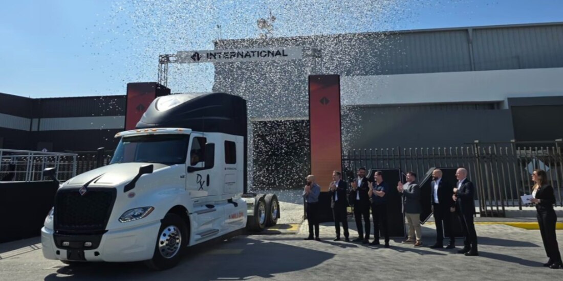 Directivos de International, en la celebración de 1 millón de unidades producidas, ayer.