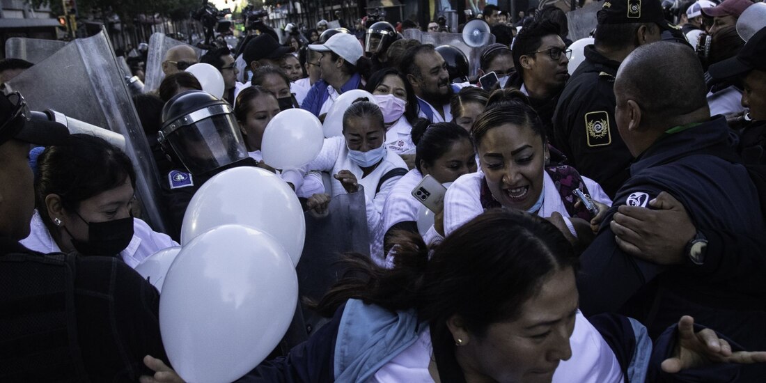 Durante la protesta de personal de Salud principalmente de la Ciudad y del estado de Guerrero hubo un enfrentamiento con la Policía capitalina que resguardaba las entradas hacía Palacio, esto no dejo heridos.