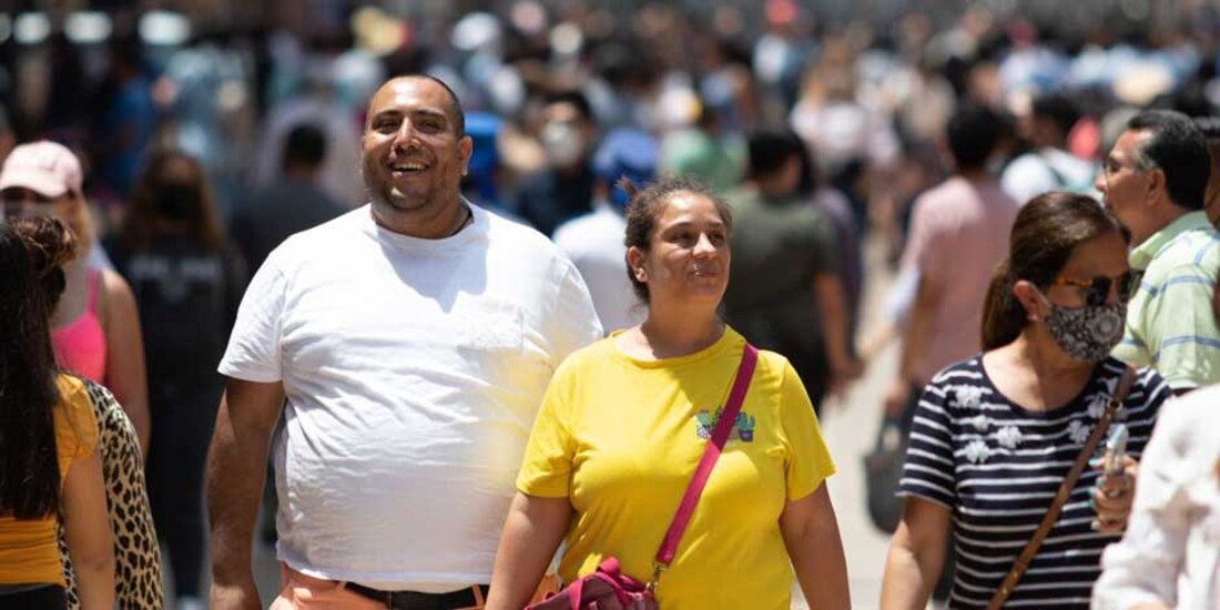 El uso de cubrebocas en espacios abiertos ya no es obligatorio, por ello, algunas cada vez más personas sale a la calle sin ellos