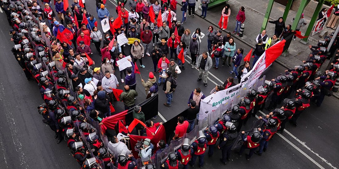 Integrantes del Sindicato de Trabajadores del Colegio de Bachilleres, realizaron una protesta en Calzada de Tlalpan a la altura de las oficinas del SINTCB