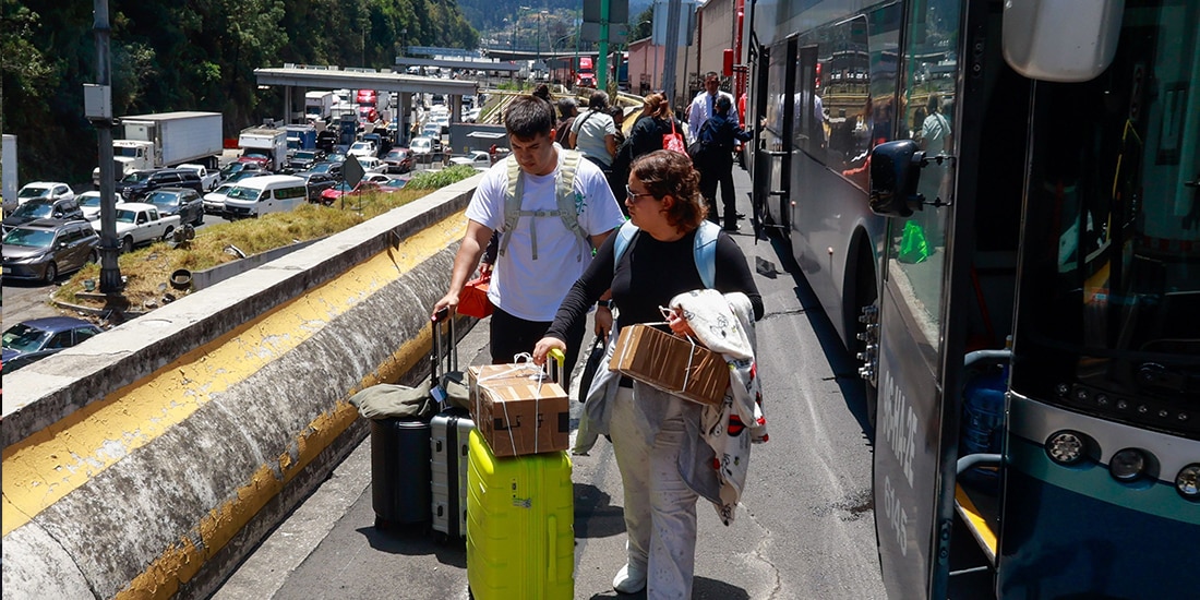PASAJEROS bajan de autobuses, ayer.