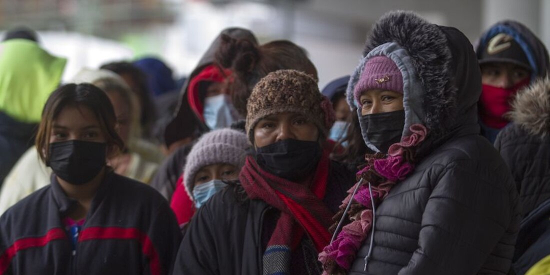 Autoridades recomiendan el uso de chamarras y guantes para evitar enfermedades respiratorias; imagen de archivo.