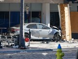 Un carro que se estrelló contra un comercio local en Tampa, Florida; hay varios muertos.