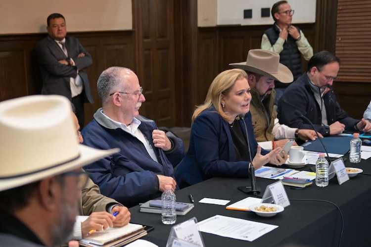 Gobernadora Maru Campos encabeza reunión con el secretario de Agricultura.