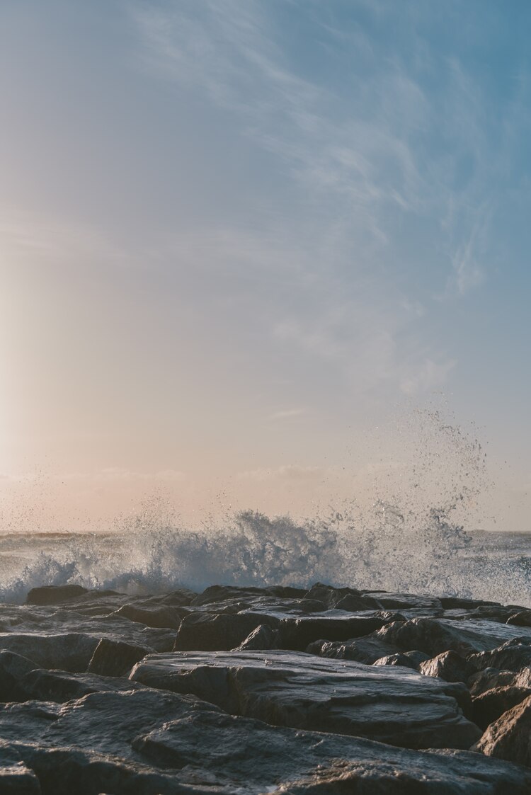 Imagen de las olas del mar rompiendo en las rocas