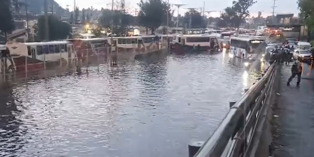 Inundación en Insurgentes Norte por las lluvias del 22 de julio de 2026.
