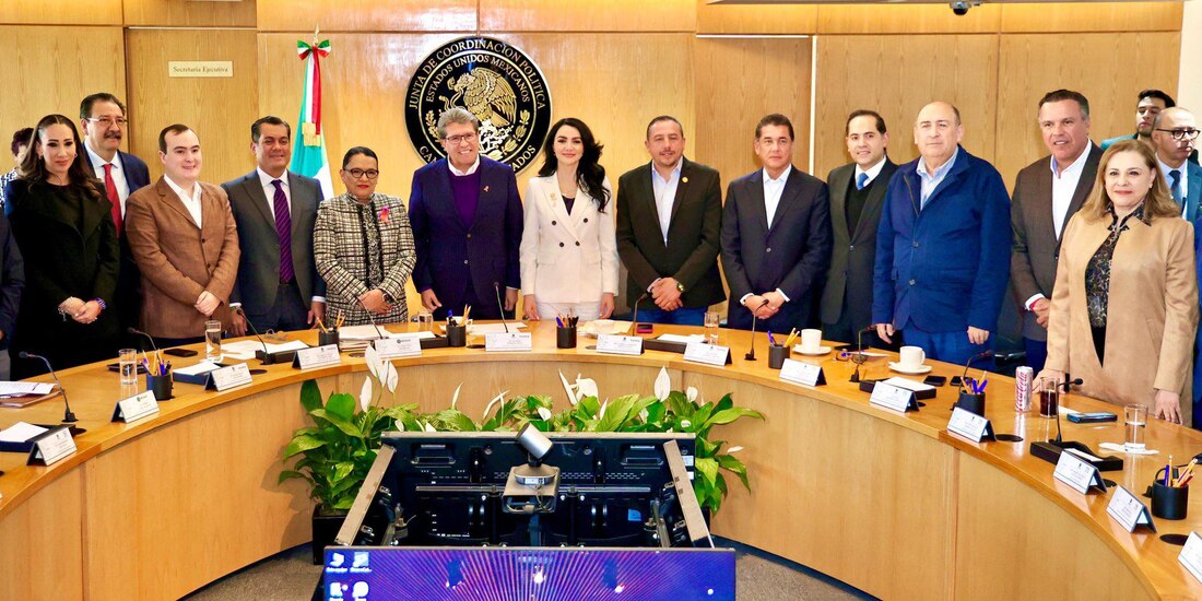 La secretaria de Gobernación (1), ayer, con integrantes de la Jucopo en San Lázaro.
