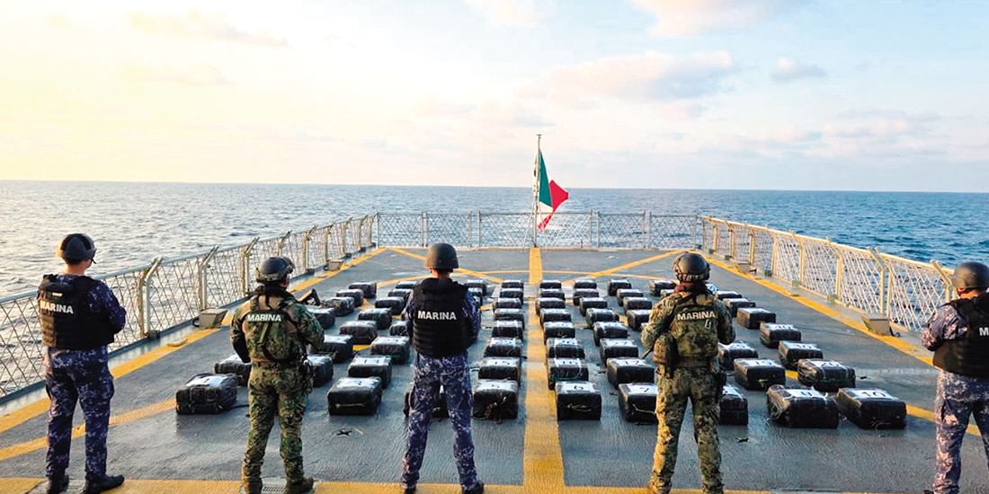 Personal de la Marina, ayer, tras la incautación de droga en Acapulco.