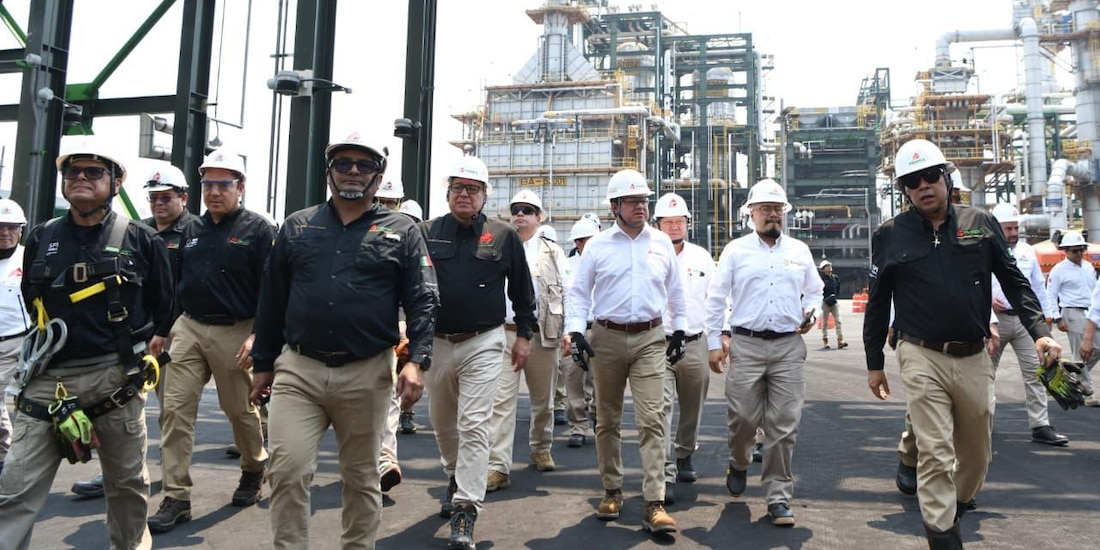 Al centro, el director de Pemex, Juan Carlos Carpio Fragoso.