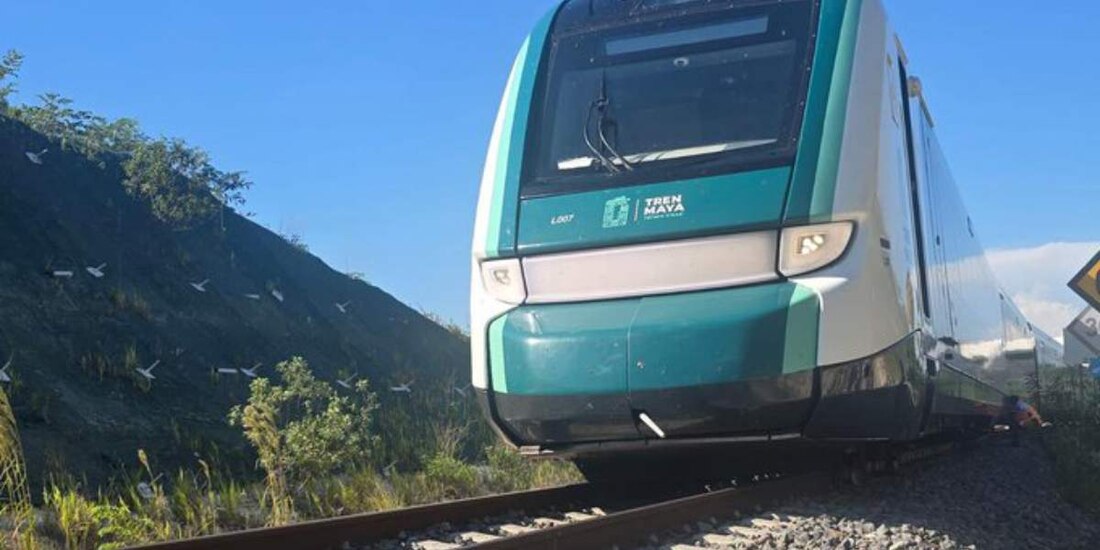 Una unidad perteneciente a la red del Tren Maya presentó un incidente técnico durante su maniobra de aproximación.