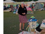 Una mujer recibió ropa donada en un albergue improvisado en La Guaira, ayer.