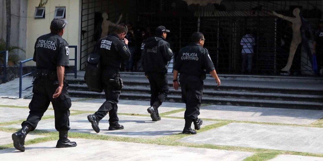Custodios ingresan al Cereso de Morelos, tras una protesta.
