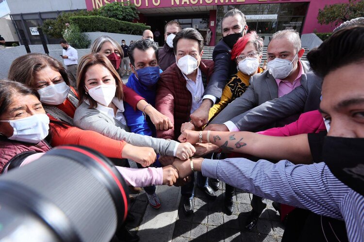Mario Delgado con simpatizantes de Morena