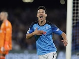 El "Chucky" Lozano celebra su gol en Champions League en el Napoli vs Ajax