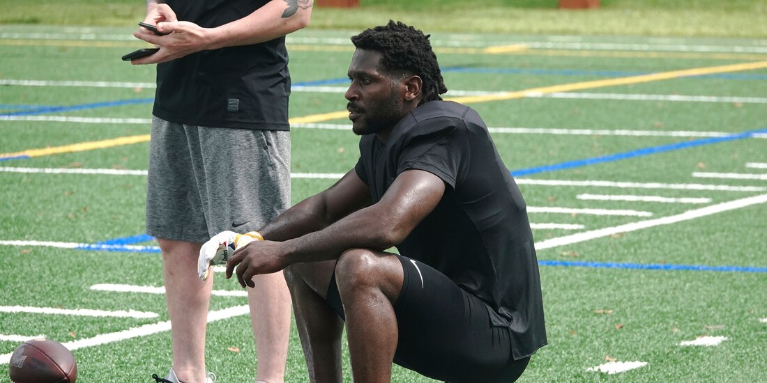 Brown se toma un descanso durante una práctica en Fort Lauderdale, Florida.