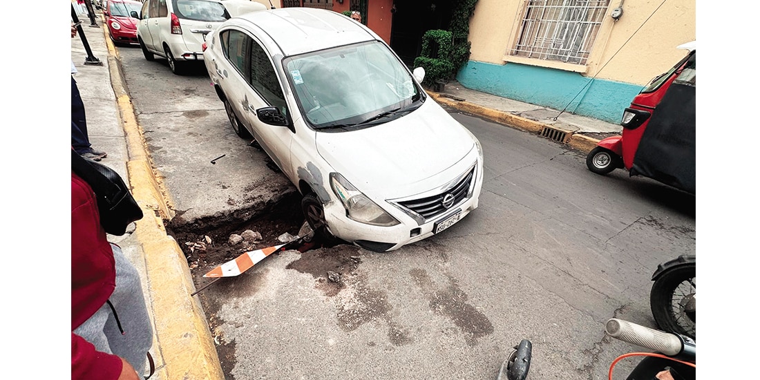El automóvil de Pablo Arellano, el 12 de mayo, tras caer en el socavón.