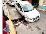 El automóvil de Pablo Arellano, el 12 de mayo, tras caer en el socavón.