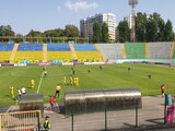 El partido de futbol en Ucrania entre Rukh Lviv y el Metalist Járkov se puso en pausa en más de una ocasión.