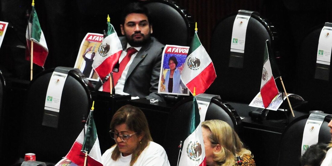 Carlos Miguel Aysa, exdiputado del PRI y quien decidió votar a favor de la Reforma Eléctrica, se encuentra sentado en su curul.