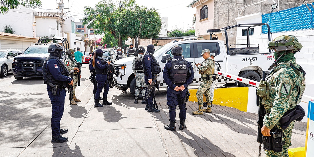 Elementos del Ejército y la GN vigilan el hospital al que fue trasladado el diputado Torres Félix, el miércoles.