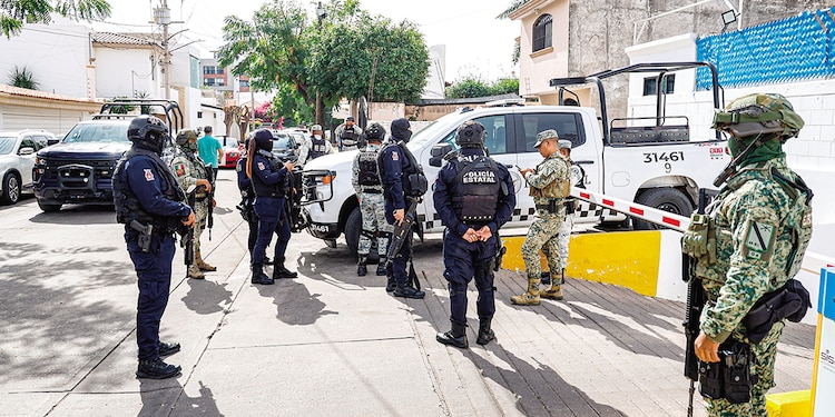 Elementos del Ejército y la GN vigilan el hospital al que fue trasladado el diputado Torres Félix, el miércoles.