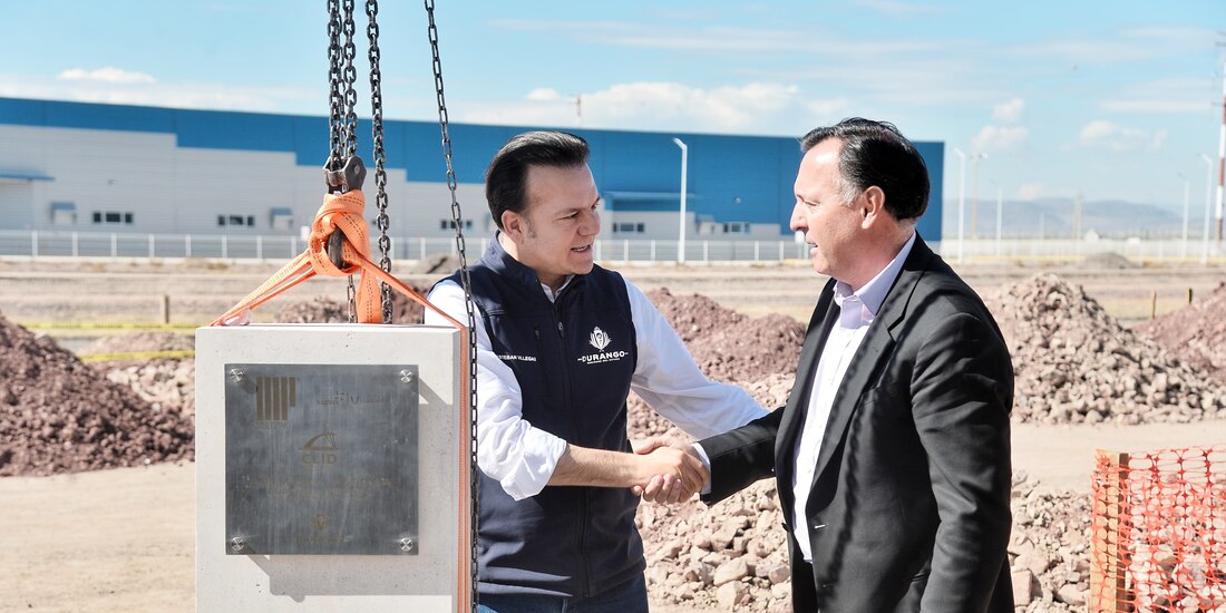 El gobernador Esteban Villegas (izq.) junto con el director general de la firma Xignux, ayer.