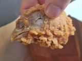 Mujer pide alitas en un KFC de Inglaterra y encuentra una cabeza de pollo entera frita