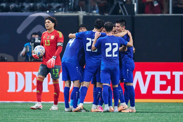 Memo Ochoa tras uno de los goles que recibió en el partido de México ante Uzbekistán