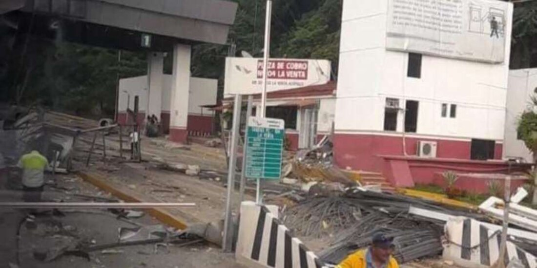 Tráiler destroza casetas en Autopista del Sol tras quedarse sin frenos; hay un muerto