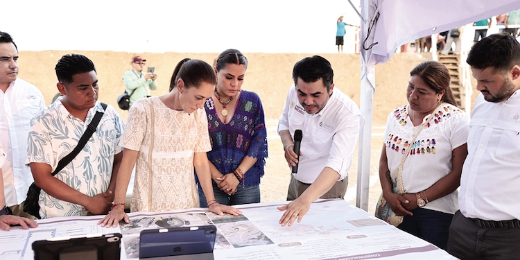 La Presidenta Claudia Sheinbaum (3.a de izq. a der.) con Evelyn Salgado (4.a), Efraín Morales (micrófono) y personal de Conagua, al supervisar ayer la construcción de pozos en Acapulco, Guerrero.