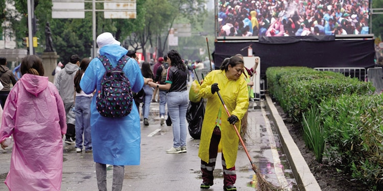 Los aficionados mexicanos y extranjeros compartieron en la capital la fiesta y la alegría del futbol; además, el personal de limpieza cuidó los espacios.