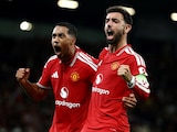Bruno Fernandes y Youri Tielemans festejando el gol del portugués.