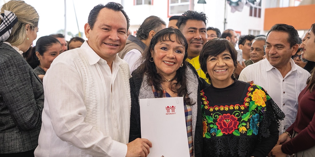 El gobernador de Yucatán, Joaquín Díaz Mena, con Edna Vega, titular de la Sedatu, y una beneficiaria del programa, ayer en la entrega de viviendas.