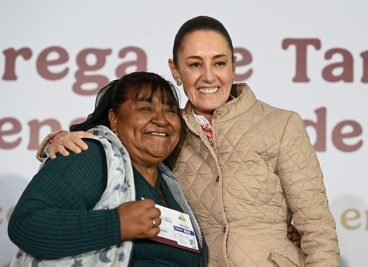 Claudia Sheinbaum entregó tarjetas de la Pensión Bienestar.