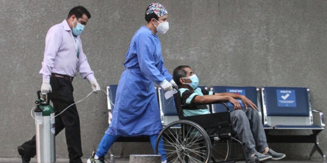 Ingreso de un hombre al área de atención a pacientes confirmados con COVID-19 en el Hospital de Nutrición.