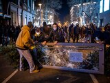 En Barcelona, España, se registran enfrentamientos entre manifestantes y policías por la detención del rapero Hasel.