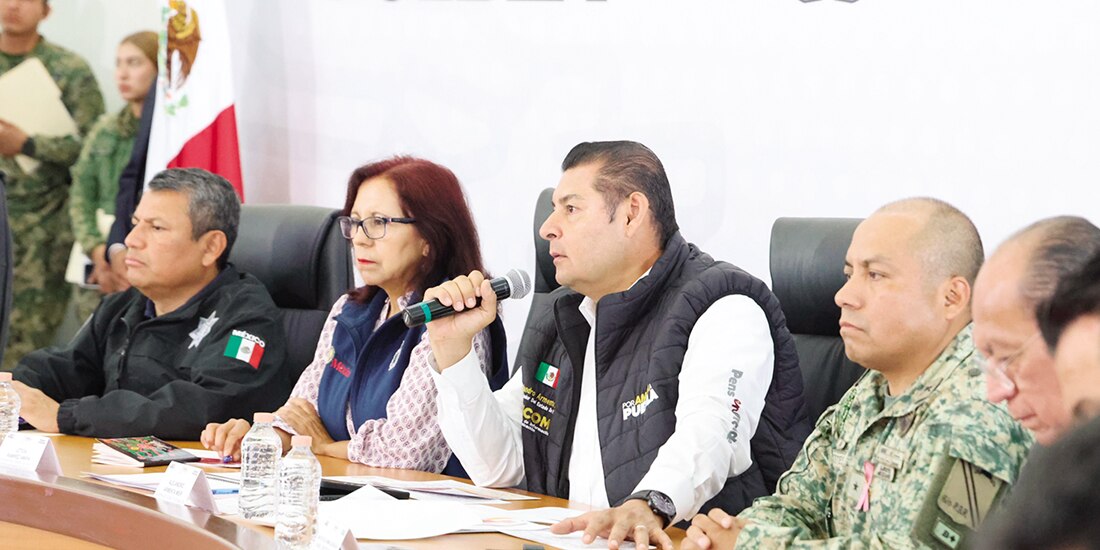El gobernador de Puebla, Alejandro Armenta (c.), y Leticia Ramírez, ayer.