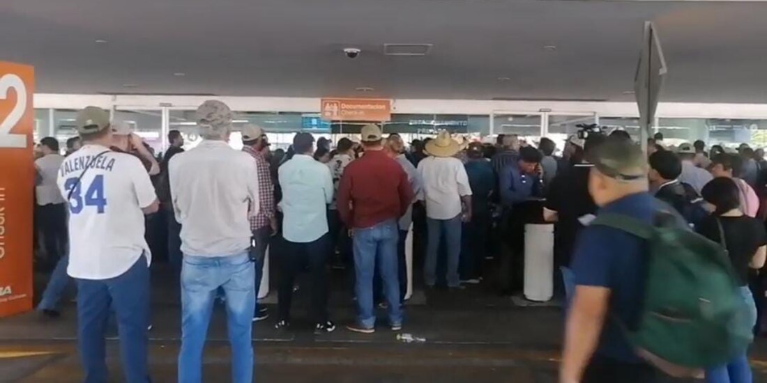 Decenas de productores rurales de Sinaloa crearon una valla humana que impidió el acceso a la terminal aérea, ayer.