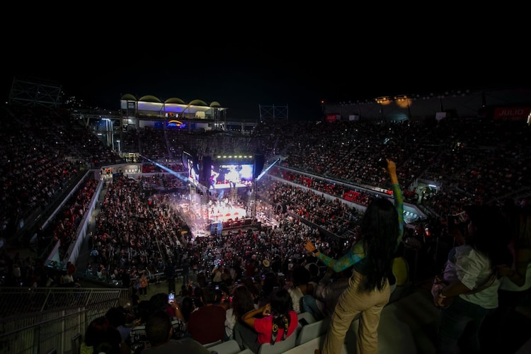 Turistas disfrutan del concierto de Grupo Firme en la Arena GNP de Acapulco.