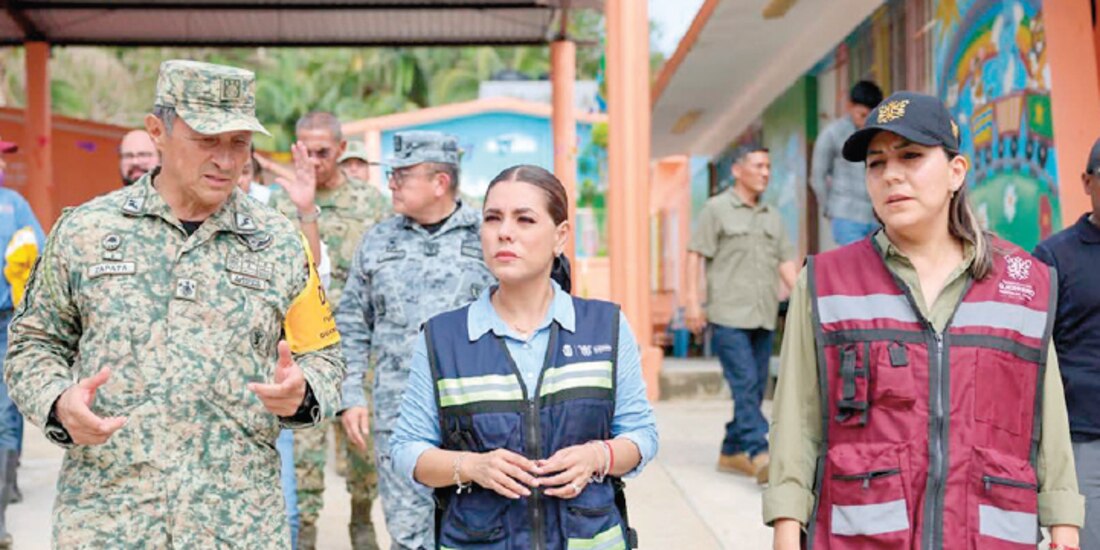 La Gobernadora de Guerrero, Evelyn Salgado, ayer, en recorrido por el municipio de San Nicolás.